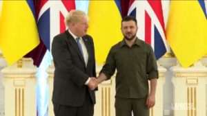 Ucraina: Zelensky accoglie a Kiev Boris Johnson