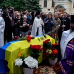 Ucraina, folla a Kiev ai funerali di un noto attivista morto in guerra