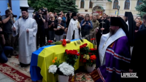 Ucraina, folla a Kiev ai funerali di un noto attivista morto in guerra