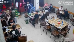 Cina, violenta aggressione ad alcune donne in un ristorante