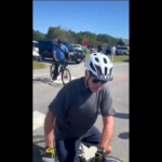 Il presidente americano Biden cade dalla bicicletta