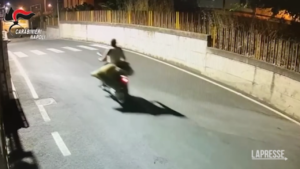 Napoli: uccide un uomo e si libera del corpo caricandolo su uno scooter