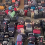 Londra, l’aeroporto di Heathrow invaso dai bagagli