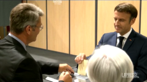 Legislative in Francia, Macron vota a Le Touquet con la moglie Brigitte