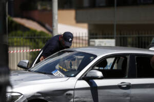 Roma: un'auto non si ferma all'alt, fugge e sfonda le transenne del Vaticano