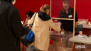 Legislative in Francia,  chiusi maggior parte seggi, si vota ancora in grandi città. Astensione sfiora 54%