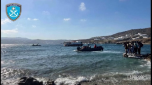 Guardia Costiera greca recupera 108 migranti in mare, le tragiche immagini dei soccorsi
