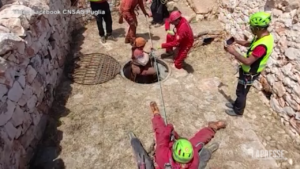 Monopoli, estratta la speleologa caduta nella grotta a 120 metri di profondità