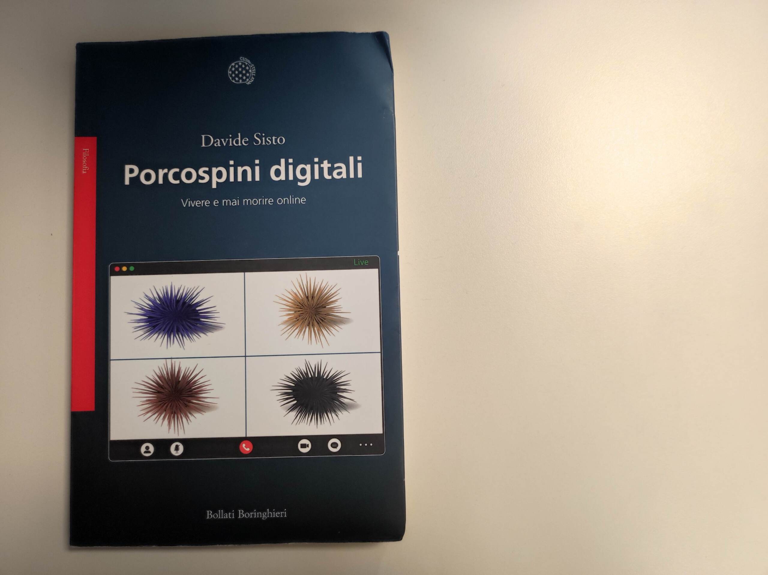 Vivere e mai morire online, il nuovo libro del tanatologo Sisto: “Funerali online o tombe con i QR Code? Resteranno anche dopo la pandemia”