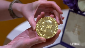 Ucraina: venduta per 103,5 mln dollari medaglia Nobel russo Muratov