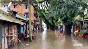 Alluvioni in Bangladesh, la premier sorvola le zone allagate