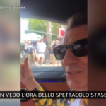 Rolling Stones a Milano, Ronnie saluta i fan dall’auto davanti a San Siro