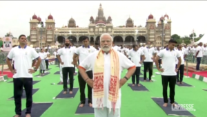 Giornata internazionale Yoga, in migliaia lo praticano assieme al premier Modi