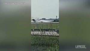 Miami, aereo prende fuoco all’atterraggio: denso fumo in pista