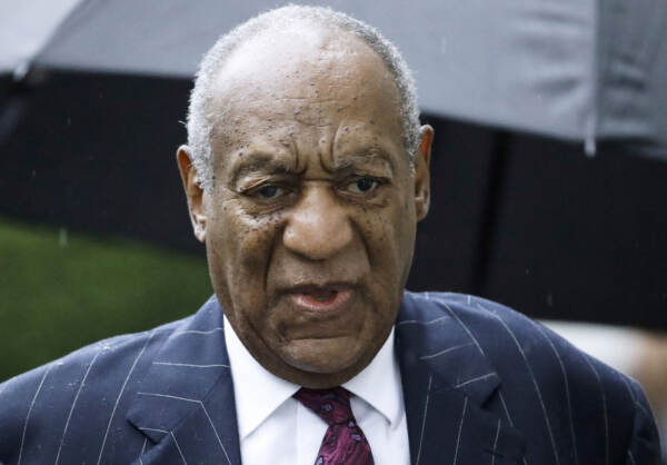 Usa, Bill Cosby condannato: abusò di una 16enne alla Playboy Mansion nel 1975, risarcimento da 500mila dollari