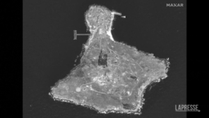 L’isola dei Serpenti contesa tra Russia e Ucraina: le immagini satellitari mostrano i danni del conflitto