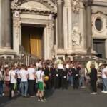 Catania, funerali Elena: lungo applauso all’arrivo della bara