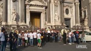 Catania, funerali Elena: lungo applauso all’arrivo della bara