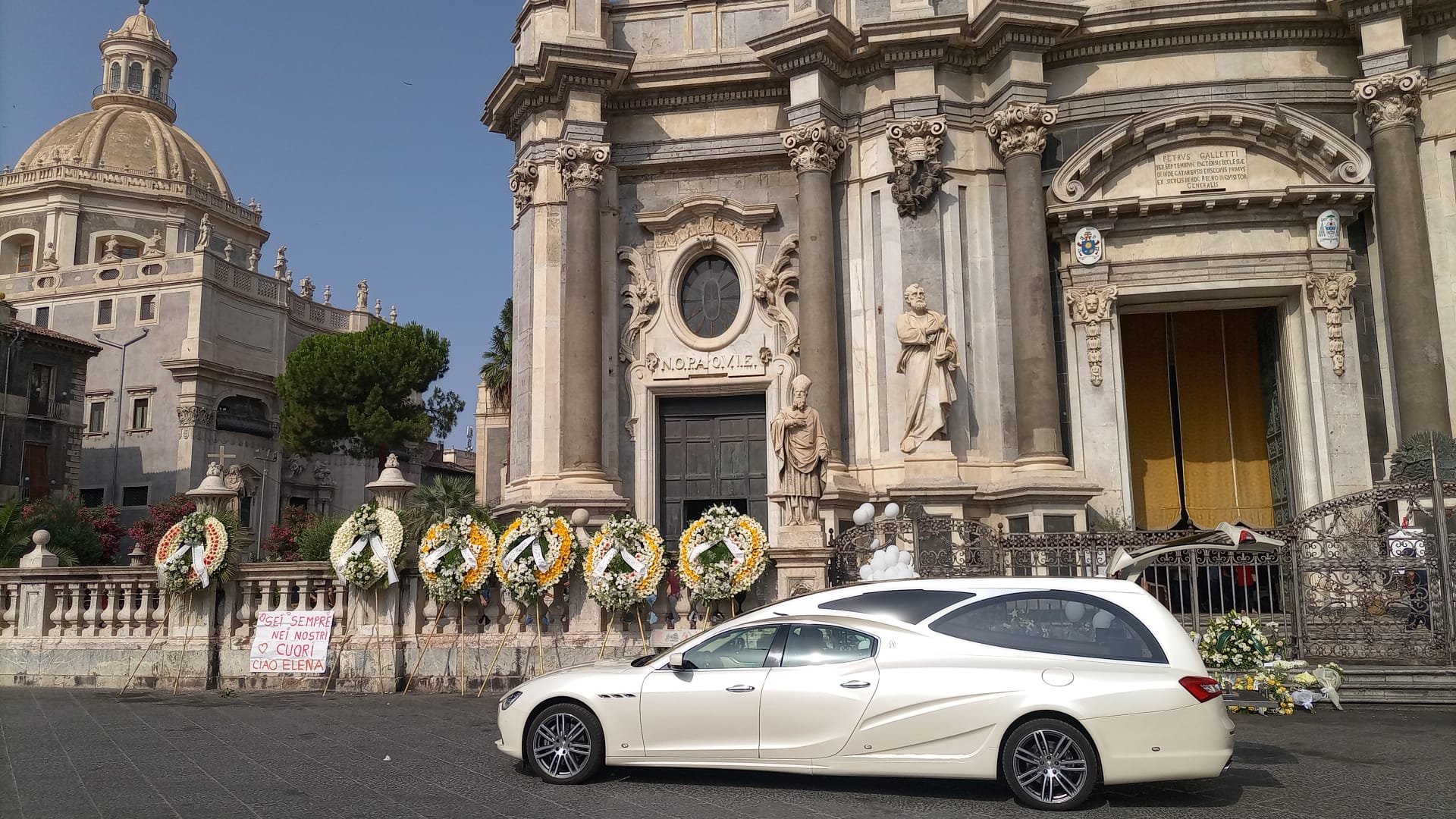 Catania, funerali Elena: lungo applauso all’arrivo della bara. L’Arciv. Renna: “Prego che la piccola consoli i suoi cari”