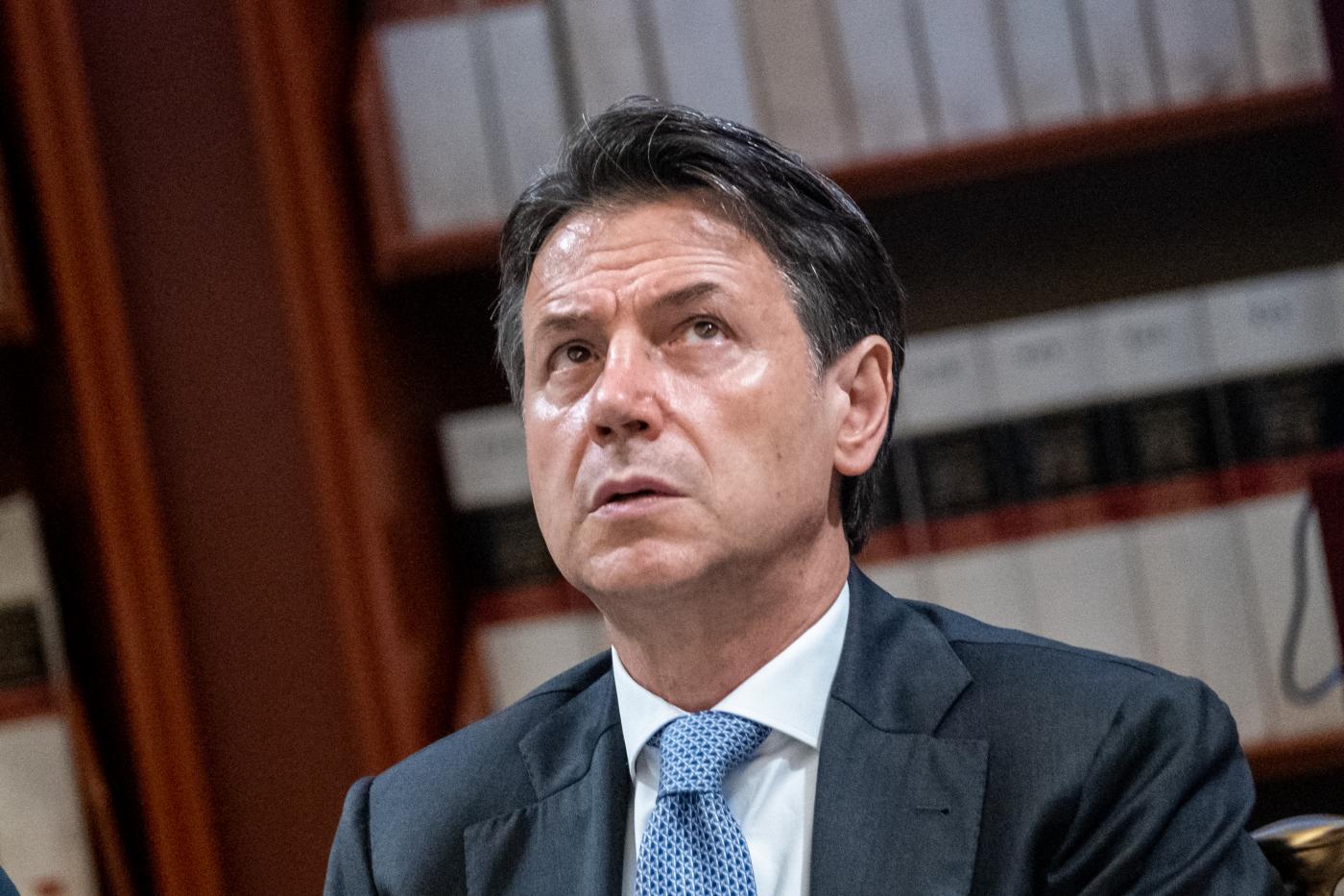 M5S, Conte tira dritto: “Appoggiamo il governo”. Di Maio  riunisce gruppi Ipf, nuovi ‘acquisti’ in Ue