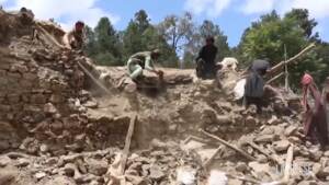 Terremoto in Afghanistan, si continua a scavare a mano alla ricerca dei sopravvissuti