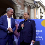 Ballottaggio a Monza, Berlusconi racconta una barzelletta durante comizio elettorale