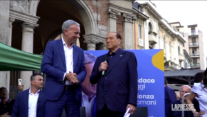 Ballottaggio a Monza, Berlusconi racconta una barzelletta durante comizio elettorale