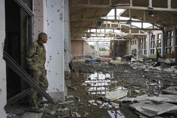 Guerra Ucraina, si contano i danni nel centro sportivo distrutto dai bombardamenti a Charkiv