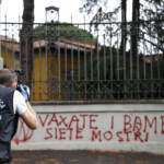 Roma: scritte no vax su muro Spallanzani