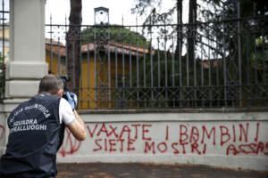Roma: scritte no vax su muro Spallanzani