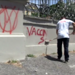 Roma, cancellate le scritte no-vax all’ospedale Spallanzani