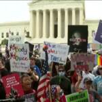 Usa, gioia e disperazione dopo la sentenza della Corte suprema che abolisce il diritto all’aborto