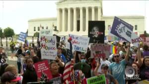 Usa, gioia e disperazione dopo la sentenza della Corte suprema che abolisce il diritto all’aborto