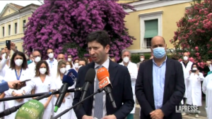 Scritte no vax Spallanzani, Speranza: “Minacce non cambiano nostro approccio a scienza”