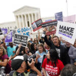 Usa, la Corte Suprema cancella il diritto all’aborto. Biden: “Un giorno triste, ci hanno riportato indietro di 150 anni”