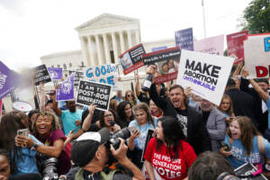 Usa, la Corte Suprema cancella il diritto all’aborto. Biden: “Un giorno triste, ci hanno riportato indietro di 150 anni”