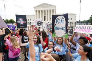 Usa, la Corte Suprema annulla la sentenza sul diritto all’aborto: insorgono i dem