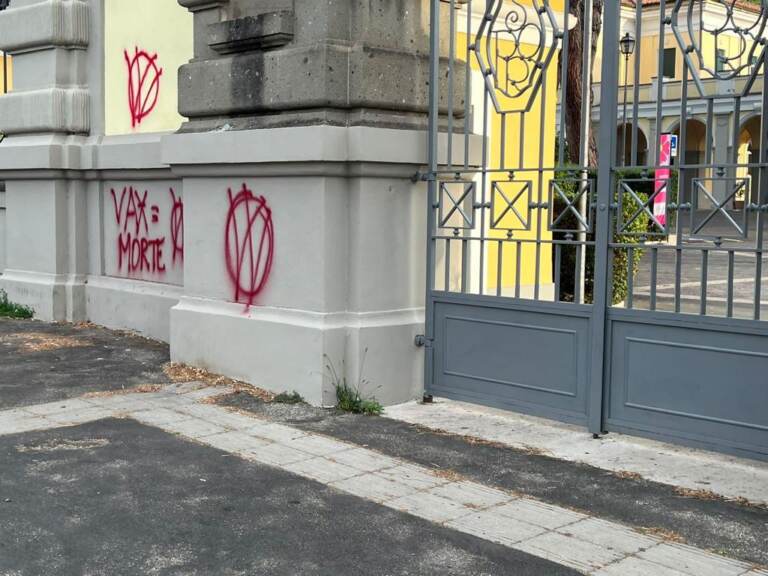 Roma: scritte no vax su muro Spallanzani