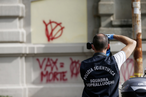 Scritte No Vax sul muro dello Spallanzani di Roma, la scientifica effettua i rilievi – FOTOGALLERY