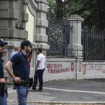 Scritte No Vax sul muro dello Spallanzani di Roma, la scientifica effettua i rilievi – FOTOGALLERY