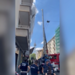 Milano, cade braccio della gru durante trasloco: grave il titolare della ditta