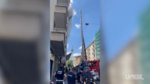 Milano, cade braccio della gru durante trasloco: grave il titolare della ditta