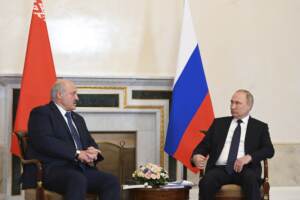 Ucraina, l’accusa di Kiev: “Mosca vuole trascinare la Bielorussia in guerra”. Putin: “Forniremo missili Iskander a Kiev”. Russia: “Uccisi 80 mercenari polacchi nel Donbass”