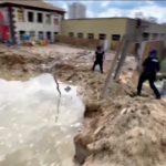 Kiev, missili russi lasciano cratere vicino ad asilo nido