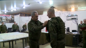 Ucraina, il ministro della difesa russo Shoigu premia i militari sul campo
