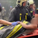 Missili russi su Kiev, bambina estratta viva dall’edificio bombardato