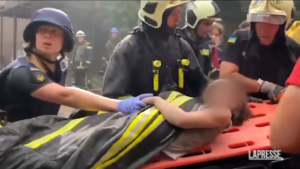 Missili russi su Kiev, bambina estratta viva dall’edificio bombardato