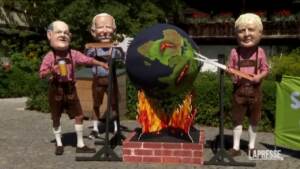 Clima: al G7 la protesta di Oxfam, i leader con la Terra sul girarrosto