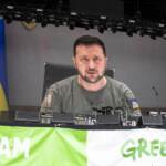 Ucraina, missili russi colpiscono un centro commerciale. Zelensky: “All’interno 1.000 civili, è un crimine di guerra”. Scholz avverte: “Le relazioni con Mosca danneggiate in modo permanente”