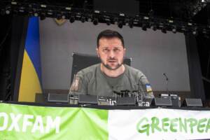 Presidente Ucraina Zelensky in collegamento al Glastonbury Festival 2022